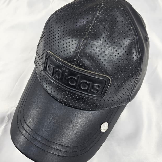 아디다스비건레더볼캡