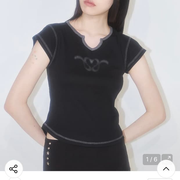 일리고 시그니처 하트 배색 반팔티 블랙