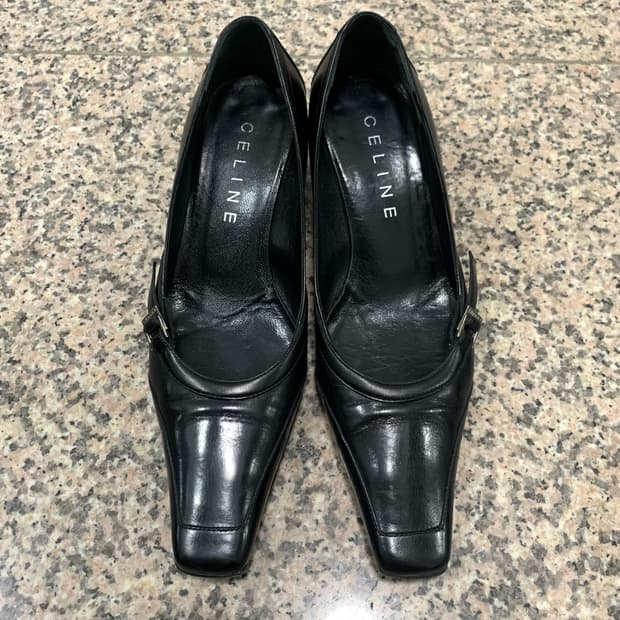 셀린느 은장 블랙 레더 펌퍼스37c