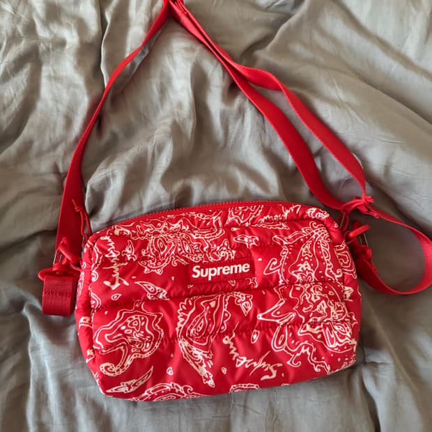 슈프림 퍼퍼 사이드백 레드 페이즐리