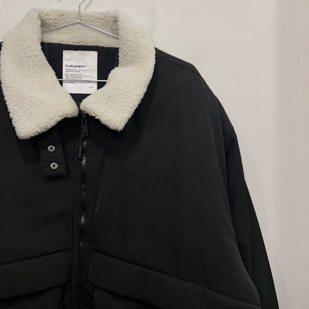 코드그라피 양털카라 절개 푸퍼 자켓
