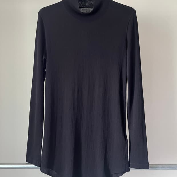 JULIUS FW20 “[ DUKKHA; ]” MOCK NECK