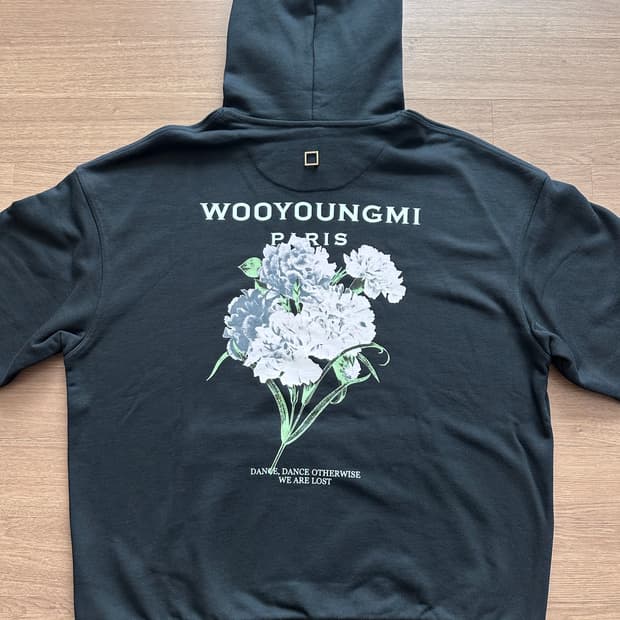 WOOYOUNGMI 우영미 플라워 백로고 후드 블랙