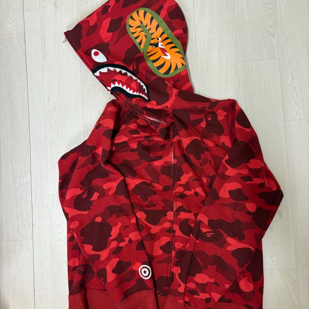 베이프 레드카모 샤크후드집업 xl 판매합니다