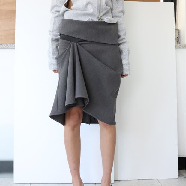 울리카상투스 BRACE UNBALANCE SKIRT (CHARCOAL)