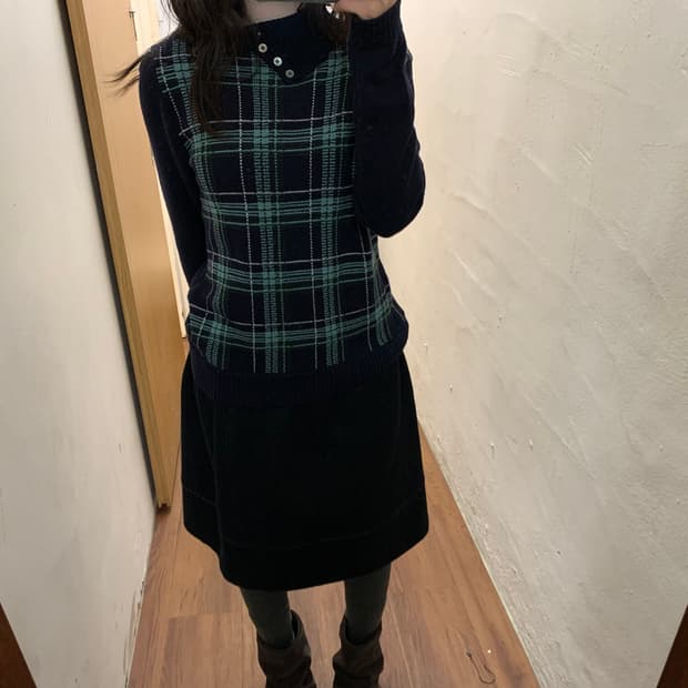 아쿠아스큐텀 하이넥 니트 타탄 체크 패턴 넥 버튼 디테일 네이비 그린