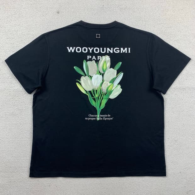 우영미 플라워 프린트 백로고 티셔츠 블랙