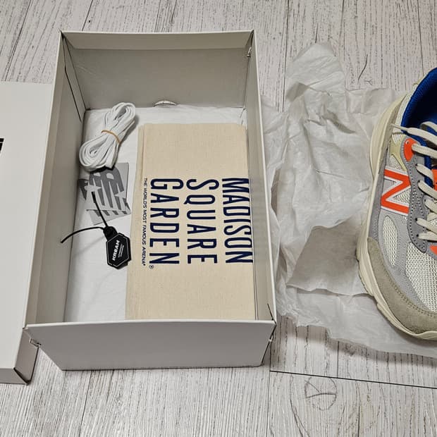 뉴발란스x키스x메디슨스퀘어가든 990v6 265사이즈