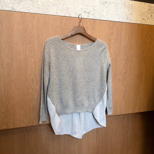 하레 라운드넥 긴팔 니트 백 쉬폰 배색 디테일 루즈핏 그레이