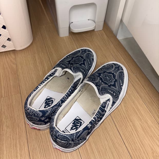 반스 볼트x키스 10주년 클래식 슬립온 LX 페이즐리 245mm