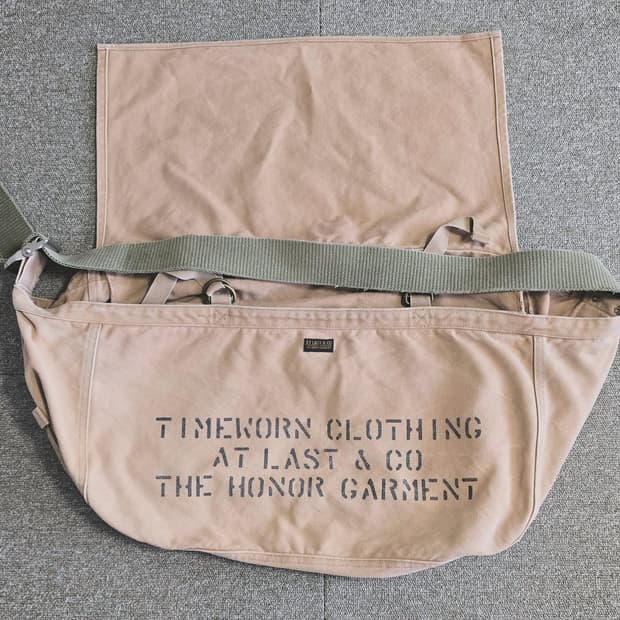 타임원클로딩 엣라코 엣라스트 로고 메신저백 가방 Timeworn Atla