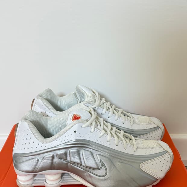 나이키 샥스 R4 화이트 메탈릭 실버 판매(250)