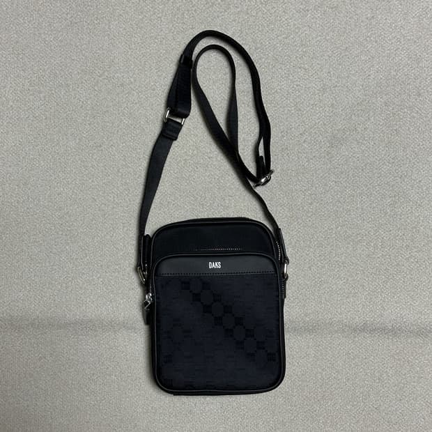 닥스 블랙 DD패턴 포켓 미니크로스백