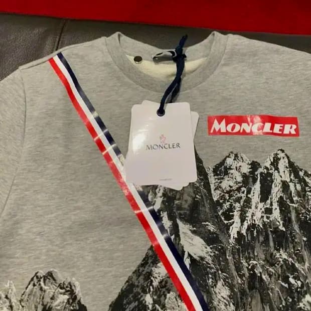 몽클레어 남성용 그레이 맨투맨  정품 팝니다