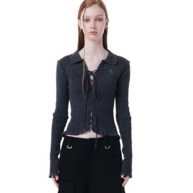 세릭 아일릿 셔링 카라 니트 