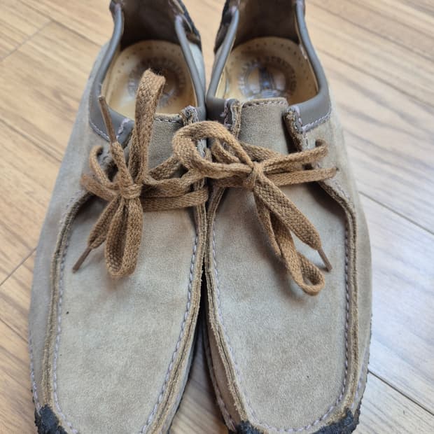 클락스 Wallabees 신발입니다.
스웨이드 재질이고, 끈으로 묶는 스
