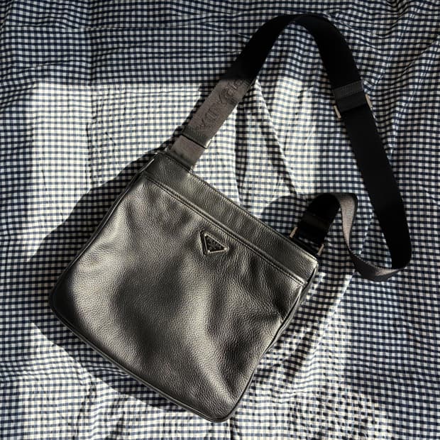 프라다 레더 크로스백