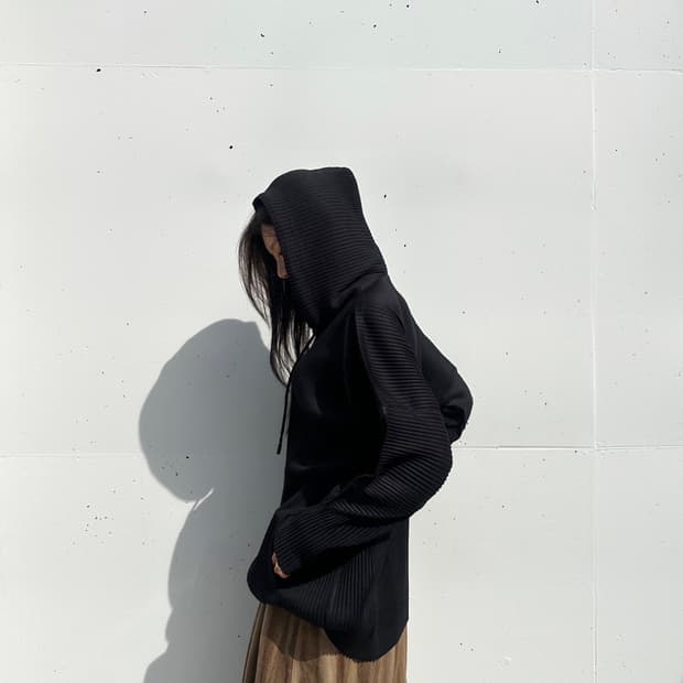 G PLEATS hoody pocket top / black