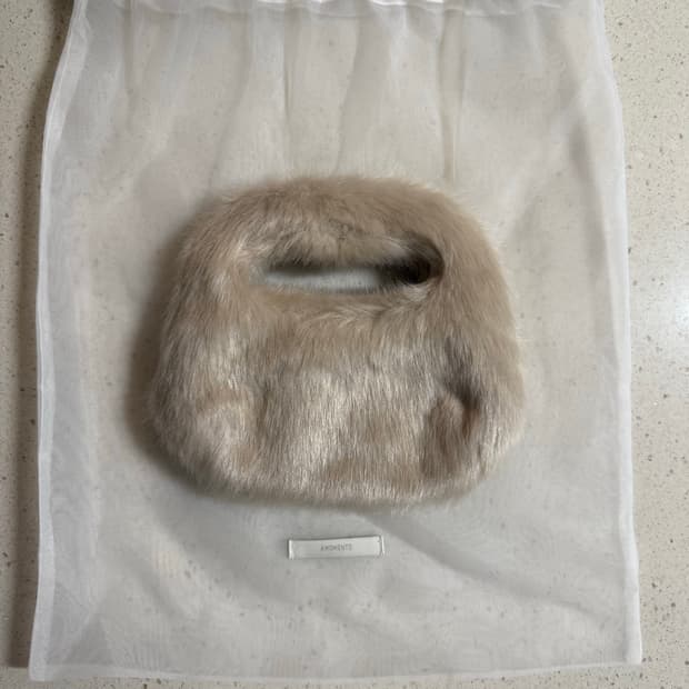 아모멘토 미니 퍼 토트백 아이보리