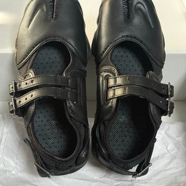 (240) 나이키 에어 리프트 브리드 스트랩 블랙