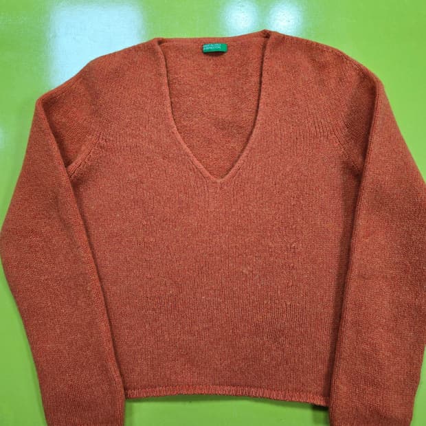 베네통 오렌지색 브이넥 니트 (1204)