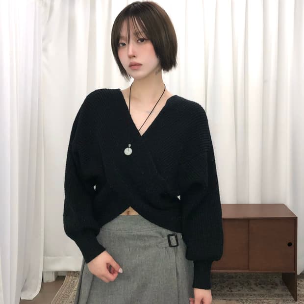 블랙 절개 크롭 니트