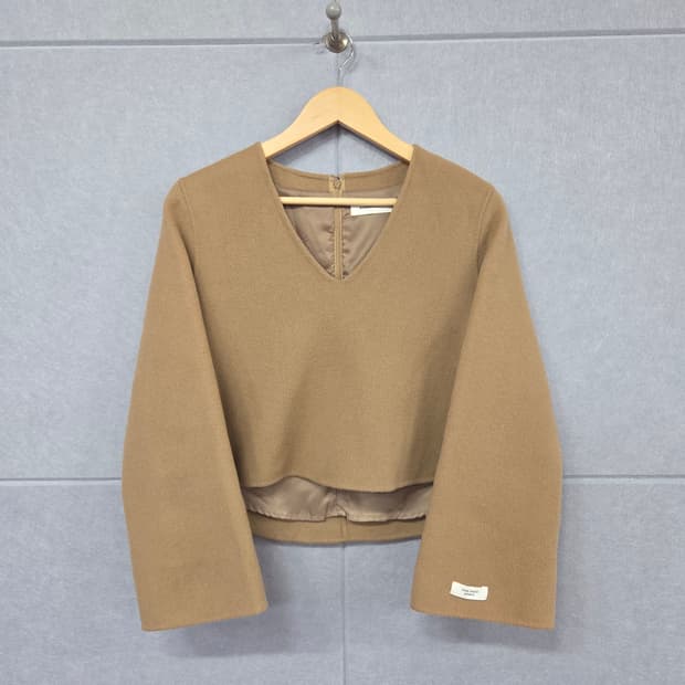 BLOSSOM H COMPANY 핸드메이드 울 브이넥 크롭 탑