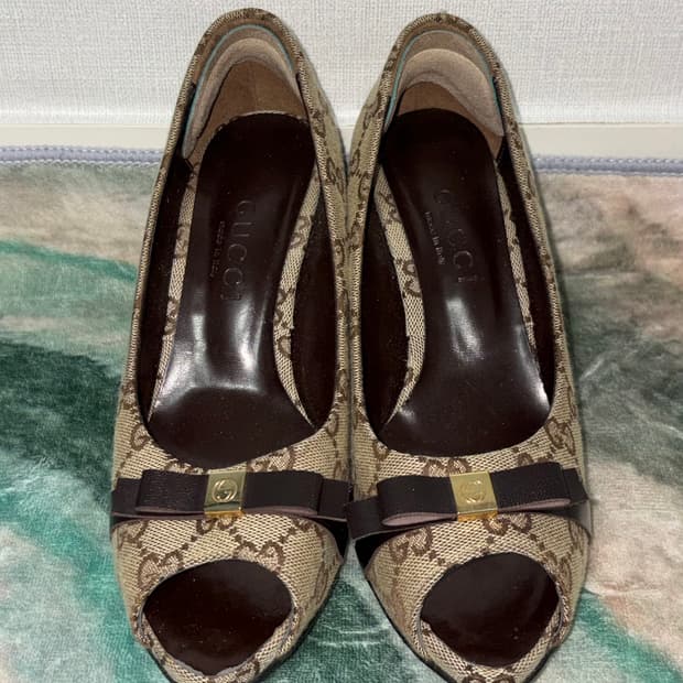 구찌 GG 캔버스 오픈토 펌프스 힐