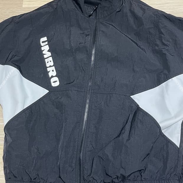 엄브로 바람막이