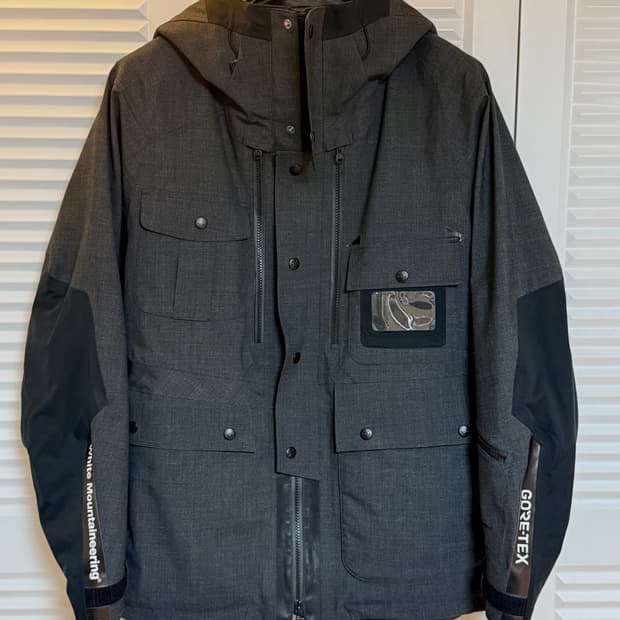 화이트 마운테니어링 고어텍스 자켓