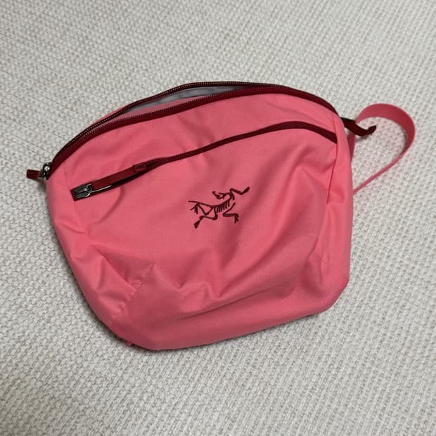 아크테릭스 핑크 크로스백