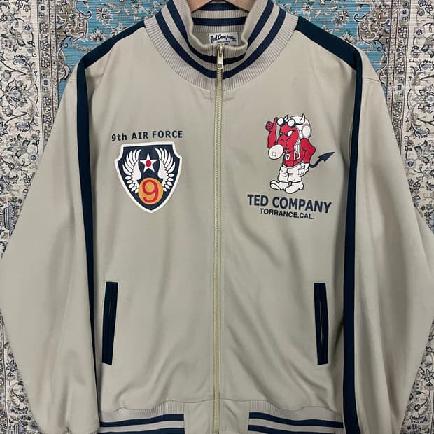 테드컴퍼니 베이지 데빌 프린팅 트랙져지1653