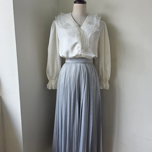 오간자 프릴 카라 새틴 블라우스 