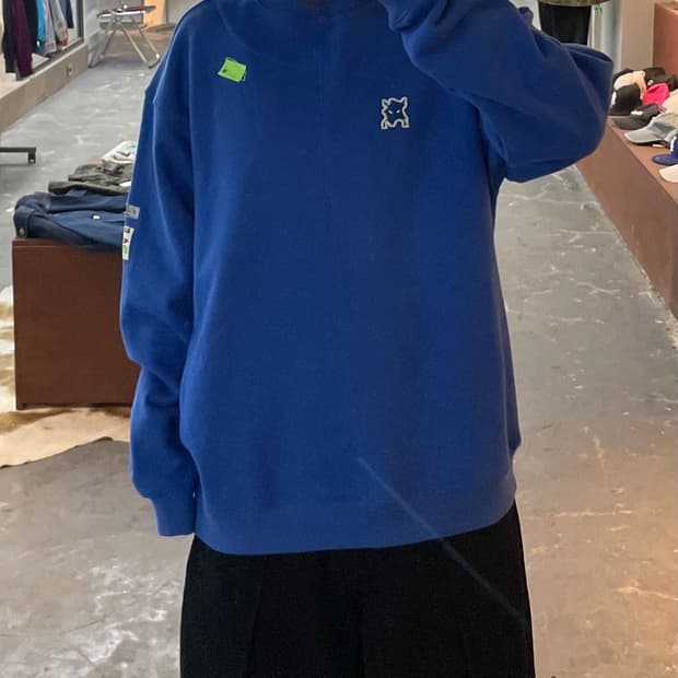 아더에러 블루 패치 맨투맨 H1971