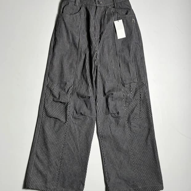 아캄 AAKAM 24FW Knee 핀턱 스트라이프 팬츠 R2014