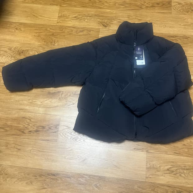 무탠다드 스트럭처드 다운 푸퍼 숏패딩 새상품 판매합니다.