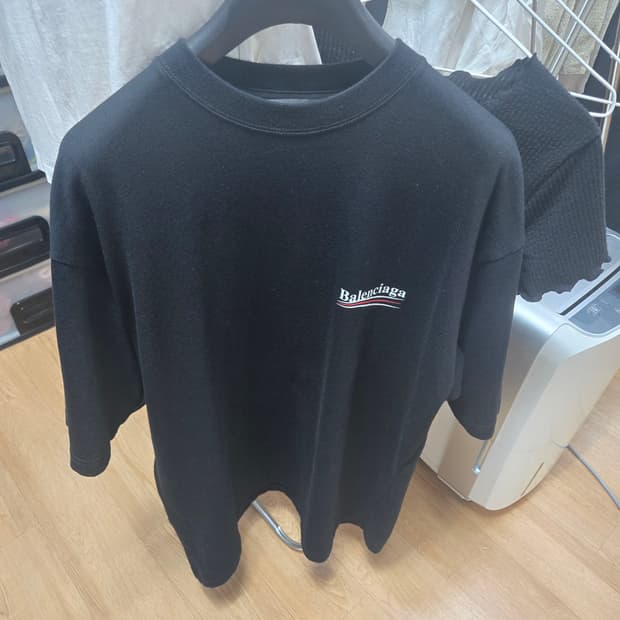 발렌시아가 웨이브 로고 반팔티  팔아요 
