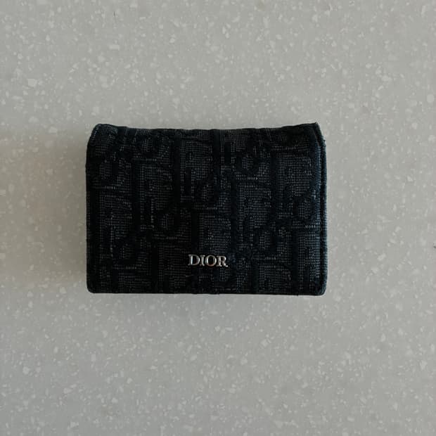 디올 지갑 판매합니다.