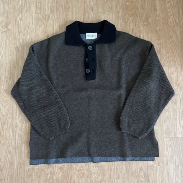 우마뭉 블루 폭스 믹스 스티치 칼라 니트 팔아요!