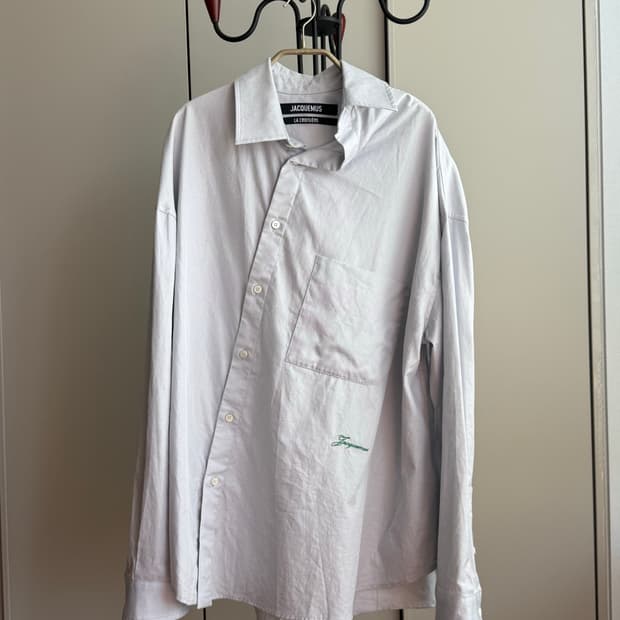 [48] JACQUEMUS 25SS Asymmetric Shirt