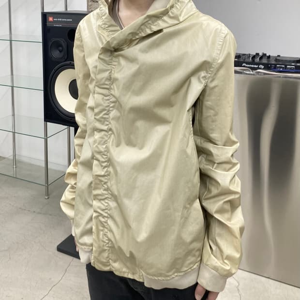 스테판 슈나이더 비대칭 버튼 자켓