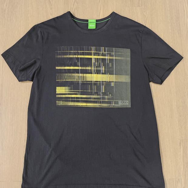 휴고보스 그래픽 반팔 티 블랙