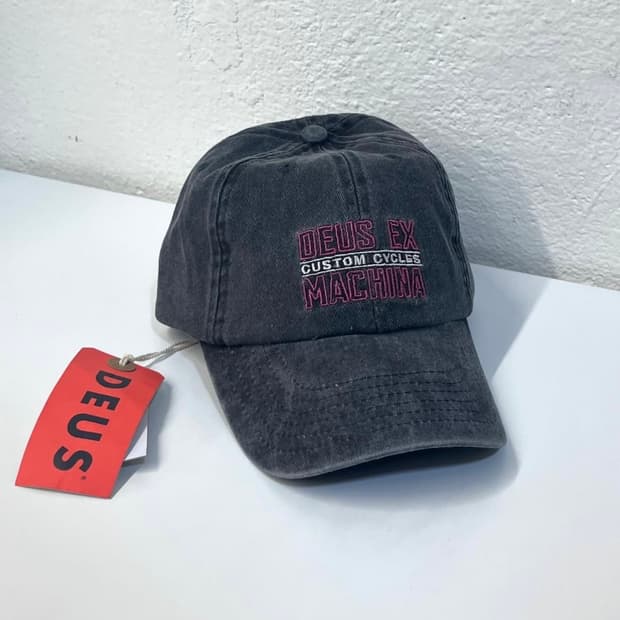데우스 엑스 마키나 모자 