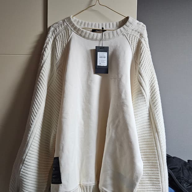 송지오옴므 맨투맨 니트 아이보리