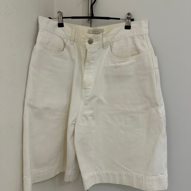 스튜디오 니콜슨 화이트 데님 쇼츠 