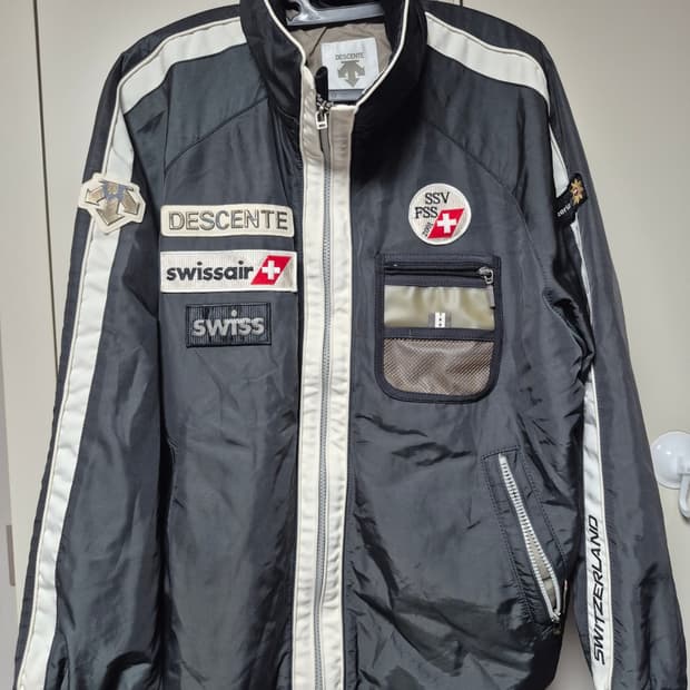 데상트 정품 스위스 스키팀 점퍼 잠바 사이즈100사이즈

팝니다
