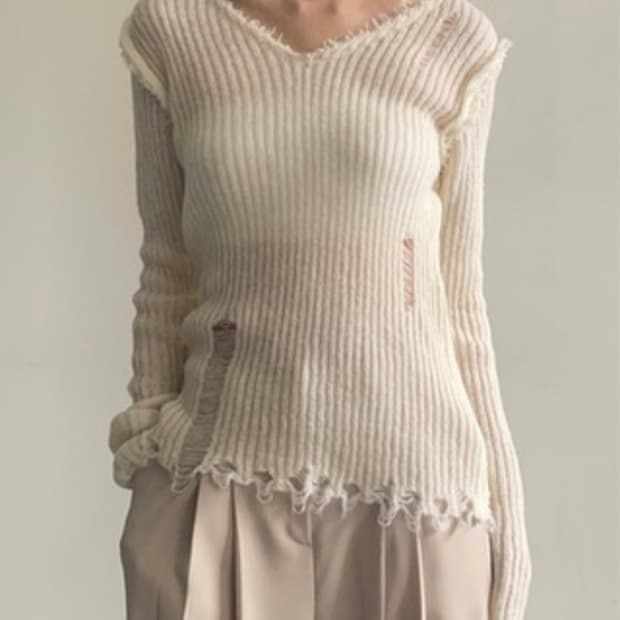 아델리오 데미지 브이넥 니트 아이보리