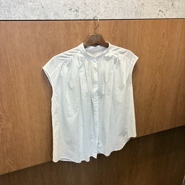 GU 빈티지 슬리브리스 블라우스 밴드 카라 셔링 디테일 화이트 k357