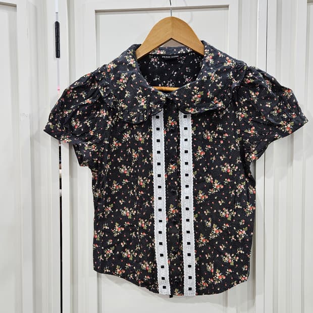 피스나우 플라워 도트 반팔 블라우스