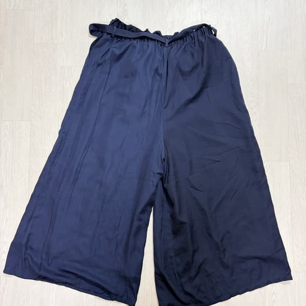 (착용샷)일본 네이비 실크 와이드 팬츠